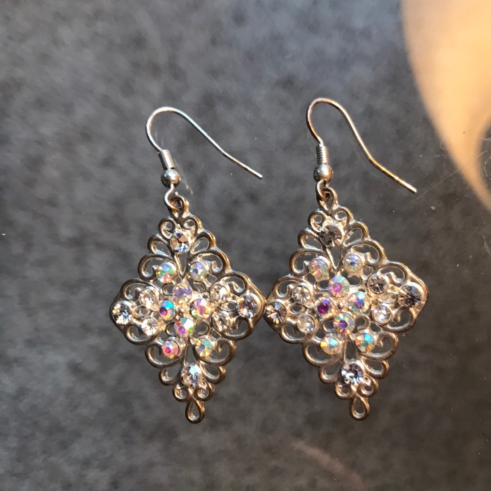 🔥🔥Diamond Shaped Earrings w Rhinestones Design